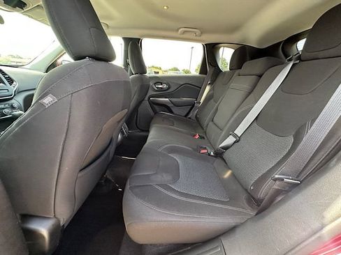 Used 2019 Jeep Cherokee Latitude w/ Cold Weather Group AWD/4WD image 18