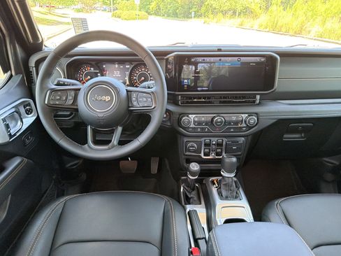 Used 2025 Jeep Gladiator Sport AWD/4WD image 22