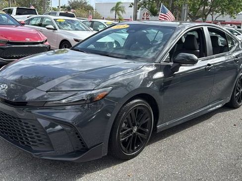 Used 2025 Toyota Camry SE image 3