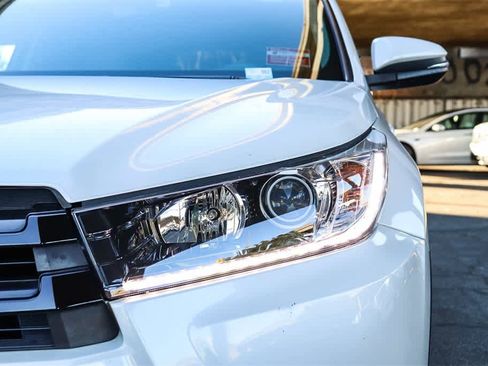 Used 2017 Toyota Highlander SE image 7