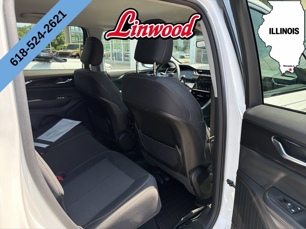 Used 2023 Jeep Grand Cherokee Laredo w/ Luxury Tech Group I AWD/4WD image 8