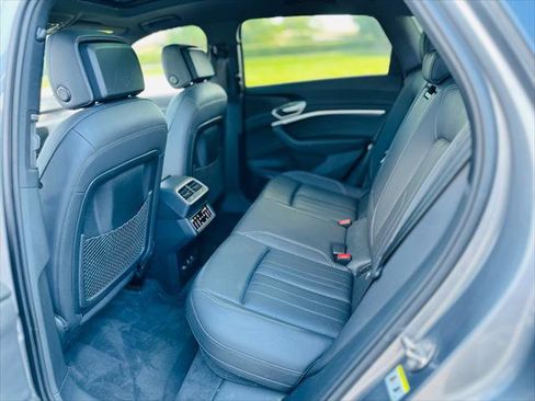Used 2022 Audi e-tron Premium Plus w/ Premium Plus Package image 18