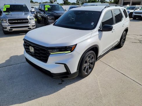 Used 2023 Honda Pilot Sport image 1
