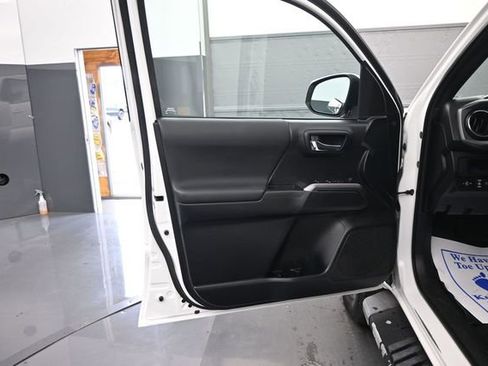 Used 2019 Toyota Tacoma TRD Sport AWD/4WD image 9
