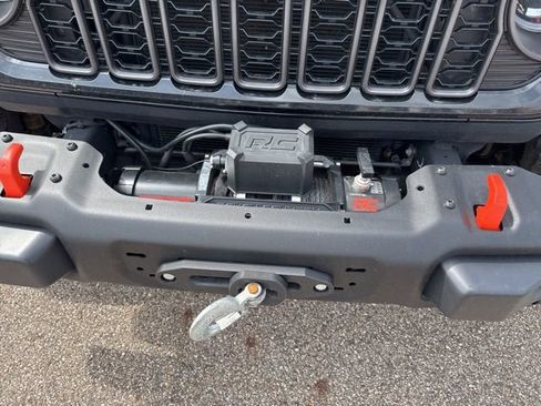 Used 2024 Jeep Gladiator Mojave image 2