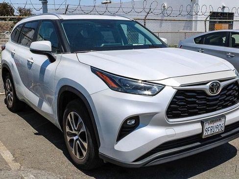 Used 2023 Toyota Highlander XLE FWD image 3