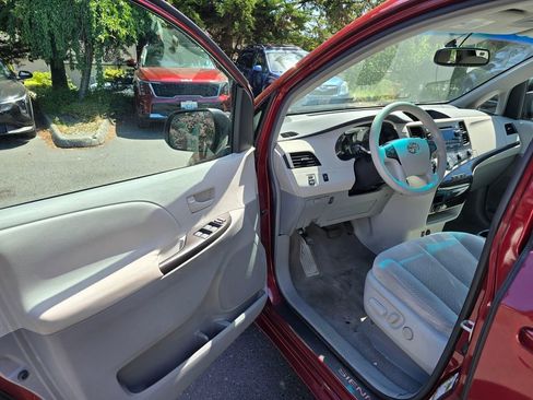 Used 2011 Toyota Sienna LE w/ Towing Pkg FWD image 7