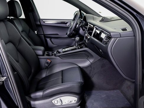 Certified 2025 Porsche Macan image 8
