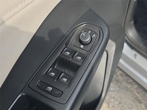 Used 2025 Volkswagen Taos SE FWD image 14