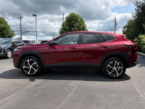 Used 2024 Chevrolet Trax RS w/ Driver Confidence Package FWD image 2