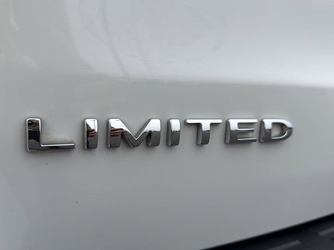 Used 2023 Ford Expedition Limited image 11