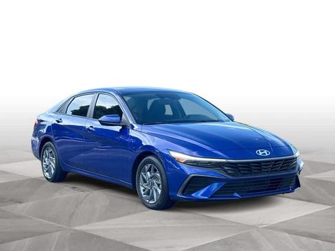 Used 2024 Hyundai Elantra SEL FWD image 2