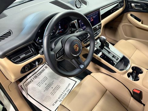 Used 2025 Porsche Macan image 4