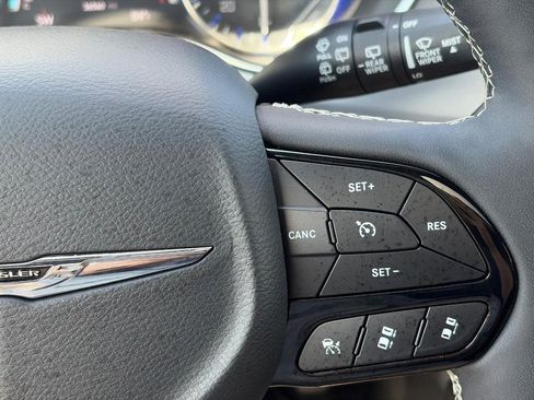 Used 2025 Chrysler Pacifica Limited FWD image 28