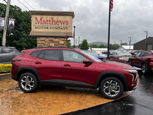 Used 2025 Chevrolet Trax LT w/ LT Convenience Package FWD image 4