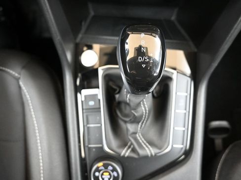 Certified 2024 Volkswagen Taos SE image 34