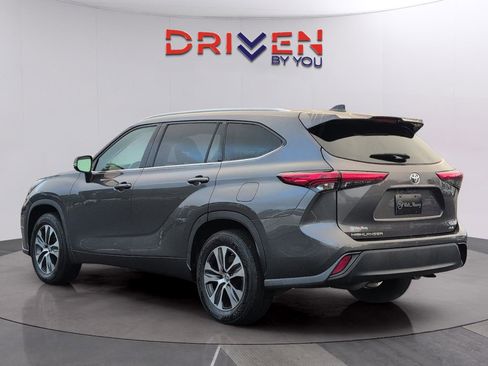 Used 2022 Toyota Highlander XLE image 3