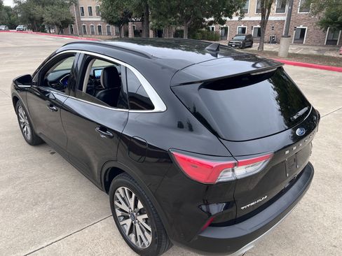 Used 2020 Ford Escape Titanium image 9