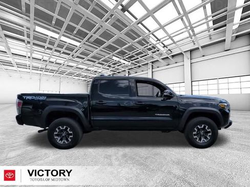 Used 2021 Toyota Tacoma TRD Off-Road w/ TRD Premium Off Road Package AWD/4WD image 2