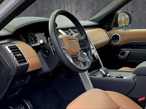 Used 2024 Land Rover Discovery Metropolitan Edition image 17