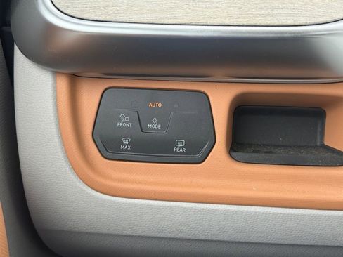 Used 2025 Volkswagen ID. Buzz 1st Edition AWD/4WD image 37