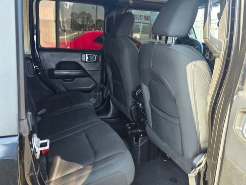 Used 2018 Jeep Wrangler Unlimited Sahara AWD/4WD image 16