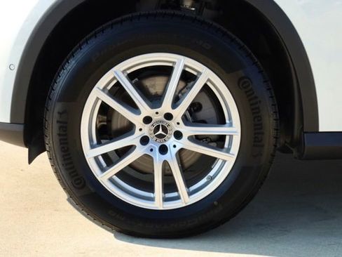 Used 2025 Mercedes-Benz GLC 300 4MATIC image 9