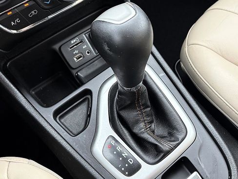 Used 2017 Jeep Cherokee Limited FWD image 23