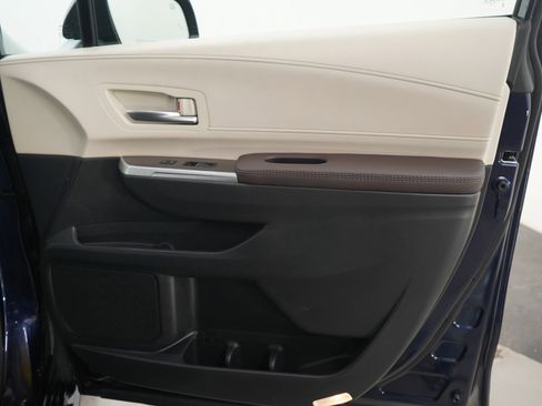Used 2023 Toyota Sienna Platinum image 12