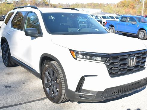 Used 2023 Honda Pilot Sport image 4