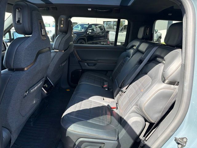 Used 2025 Rivian R1S Premium Dual AWD/4WD image 8