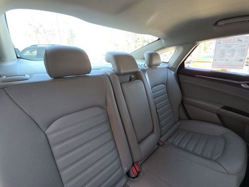 Used 2017 Ford Fusion SE image 12