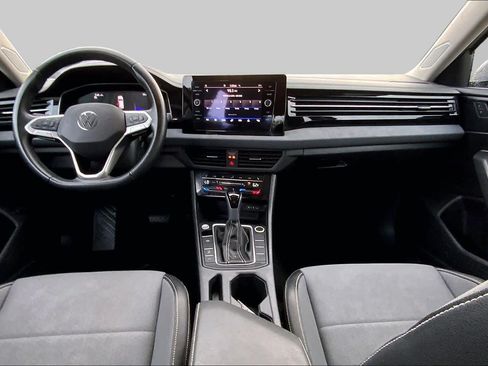 Used 2025 Volkswagen Jetta SE FWD image 16