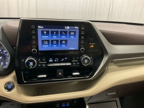Used 2022 Toyota Highlander XLE image 18