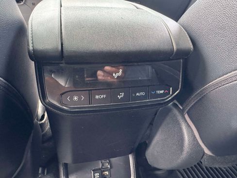 Certified 2020 Toyota Highlander XLE AWD/4WD image 21