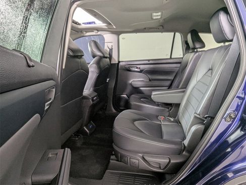 Used 2022 Toyota Highlander XLE image 23