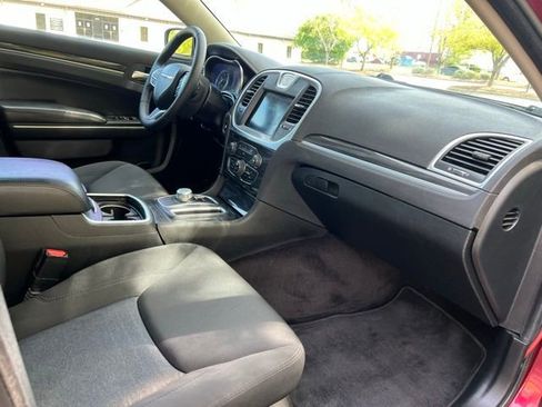Used 2018 Chrysler 300 Touring w/ Chrome Appearance Package RWD image 23