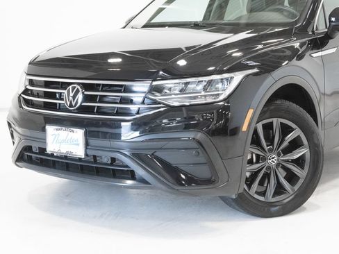 Used 2023 Volkswagen Tiguan SE w/ Panoramic Sunroof Package FWD image 2