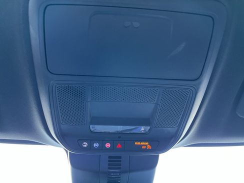 Used 2025 Chevrolet Traverse LT image 21