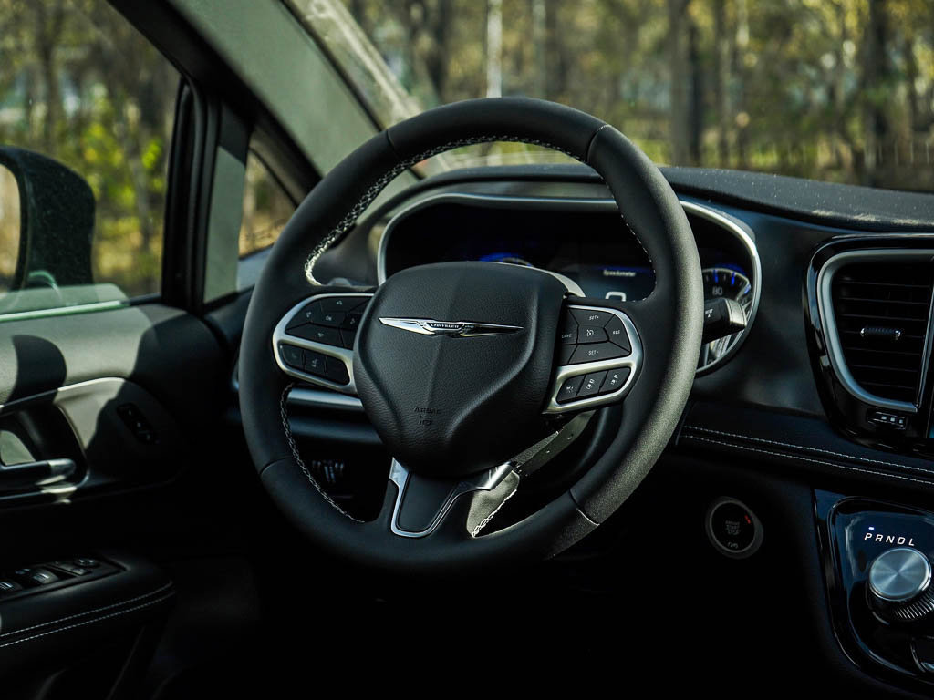 New 2026 Chrysler Pacifica Select AWD/4WD image 16