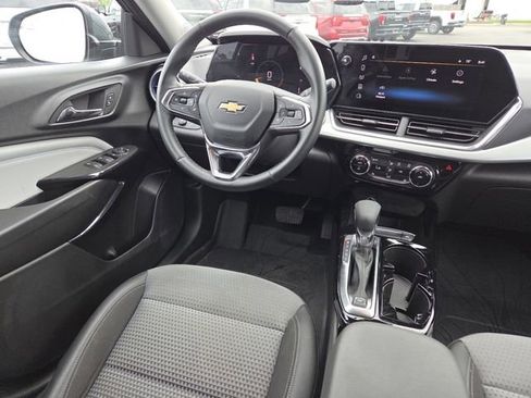 Used 2025 Chevrolet Trax LT w/ Driver Confidence Package FWD image 28