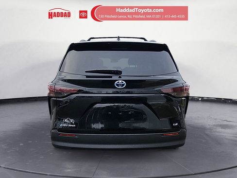 Used 2025 Toyota Sienna LE image 4