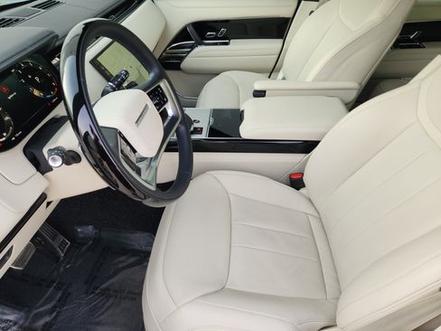 Certified 2025 Land Rover Range Rover SE image 14
