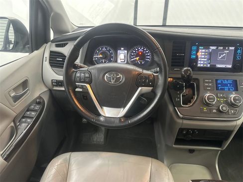 Used 2016 Toyota Sienna L image 24