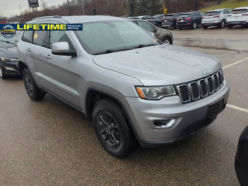 Used 2018 Jeep Grand Cherokee Laredo image 3