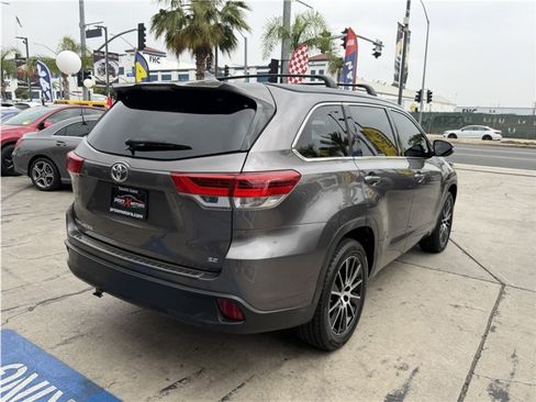 Used 2017 Toyota Highlander SE FWD image 6
