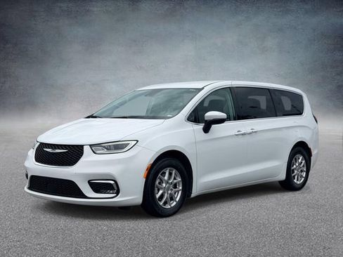 Used 2023 Chrysler Pacifica Touring-L FWD image 5