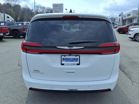 New 2026 Chrysler Pacifica Select image 5