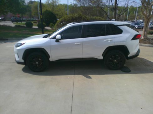 Used 2023 Toyota RAV4 SE w/ Convenience Package image 8