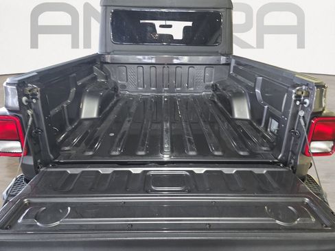 Used 2023 Jeep Gladiator Willys image 12